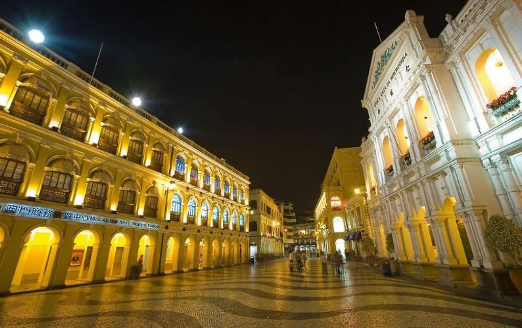澳门豪华赌场，孤独牌局中的迷离眼神