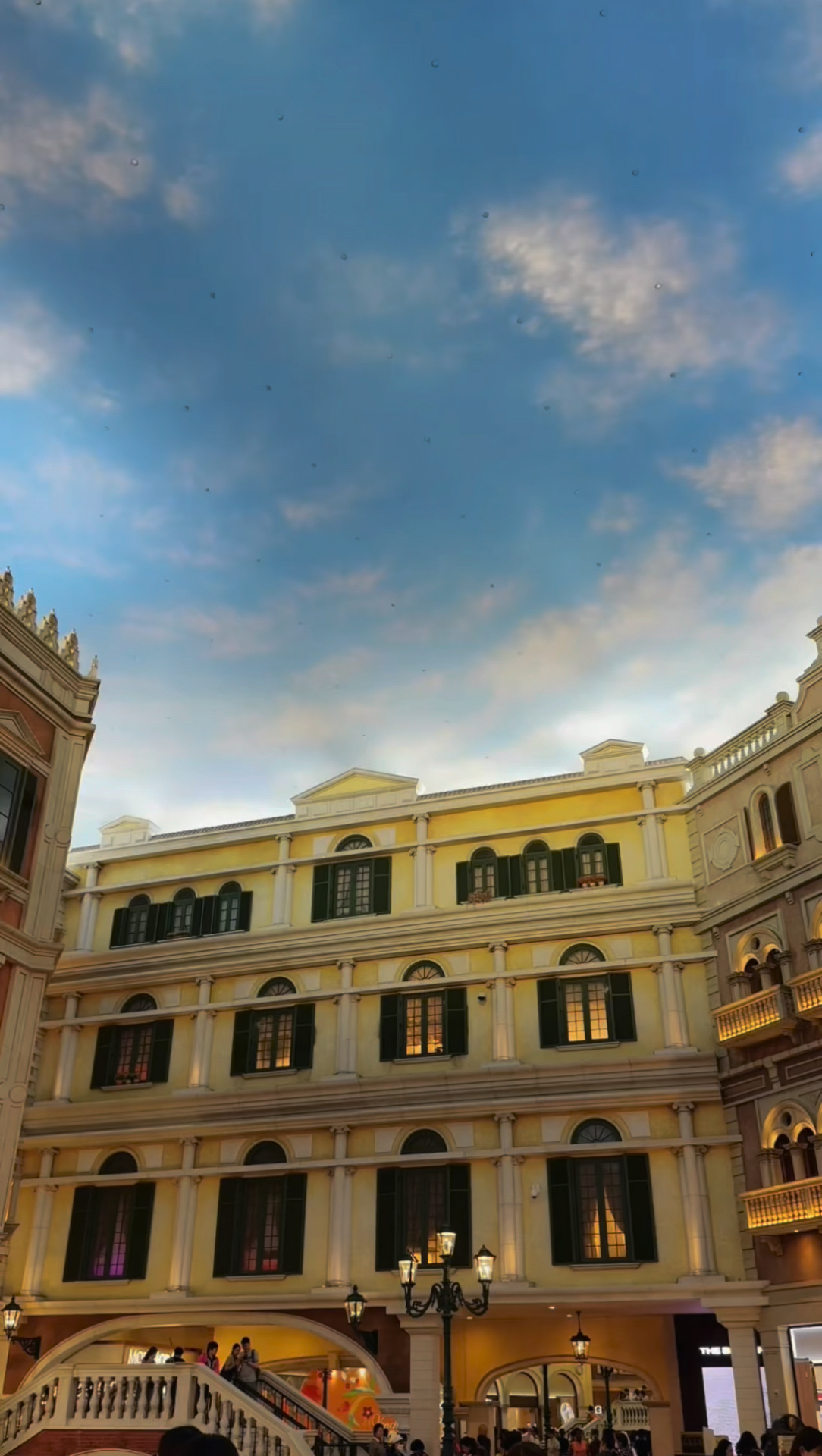 澳门豪华赌场,孤独牌局中的迷离眼神