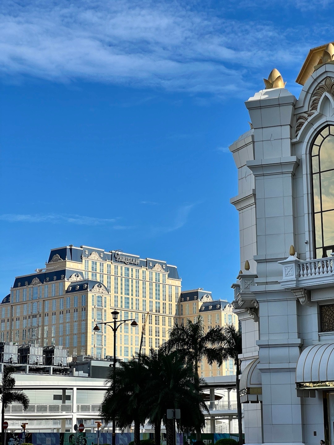 澳门豪华赌场,孤独牌局中的迷离眼神